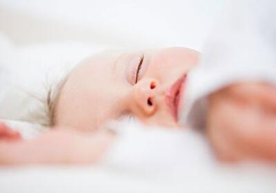 新生儿宝宝能不能使用枕头？